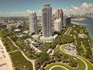 Miami plajı hava manzarası. Marina, Miami Beach, Florida USA 'de. Biscayne Körfezi. Lüks şehir manzaralı Miami Marina şehir merkezi. Yaz tatili. Güney sahili havacılık şehri. Şehir manzarası.