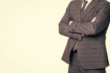 Takım elbiseli iş adamı, başarılı patron girişimci ya da ofis yöneticisi için erkek giyim sektörü beyaz, kopyalama alanı.