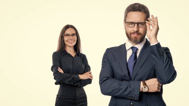 Başarılı bir ortaklık. İş ekibi başarısı. İş adamlarının başarısı için reklam. Finansal açıdan başarılı bir anlaşma. Takım elbiseli iş adamları. İş başarısı beyazda izole edildi. Alan reklamını kopyala.