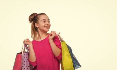 Büyük indirim ve alışveriş. Alışveriş merkezindeki genç kız. Alışveriş çantalı genç kız. Siber Pazartesi alışverişi. Alışveriş torbası beyaz izole edilmiş. İndirim ve indirim. Satın alma hediyesi. Reklam..