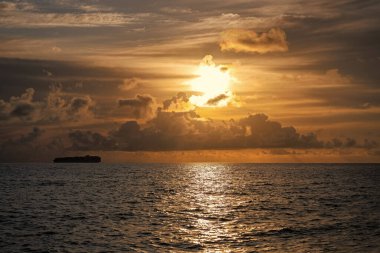 Yaz plajında deniz doğumu. Yaz tatilinde gün batımı deniz manzarası. Deniz kıyısında gün doğumu. Gün batımında dramatik deniz manzarası. Deniz manzarasında romantik bir yaz tatili. Dramatik gün doğumu.