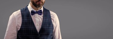 Resmi etkinlikteki iş adamı. Damat smokin tarzı. Centilmen smokini. Smokin manzaradır. Papyonlu adam gride izole edilmiş. Zarif siyah takım elbiseli şık bir adam. Smokinli bir beyefendi. Reklam..