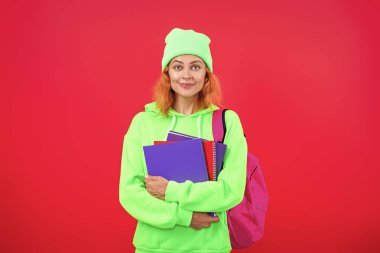 Bilgi ve eğitim. Okul eğitimi. Öğrenci hayatı. Üniversitedeki kadın öğrenci. Okula dönelim. Bilgi toplama günü. Üniversitede eğitim. Pembe üzerine izole kadın. 1 Eylül. Öğretmen eğitimi.