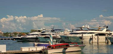 Lüks yat Miami sahil limanında demirlemiş. Yaz marinası, Florida..