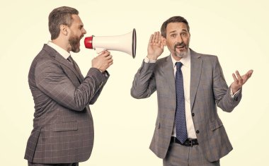 İş çatışması. Hoparlördeki çalışana bağıran işadamı beyazdan izole edilmiş. İş adamının terfi konusunda ortağıyla anlaşmazlığı var. İş adamı anlaşmazlığı çözüyor. Rekabet kavramı.