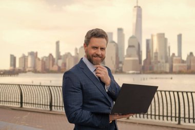 Adam internet tarayıcısından iş e-postası ve sörf yolluyor. New York 'ta serbest çalışan bir iş adamı. İnternette çalışan bir iş adamı. İş adamı dışarıda bilgisayar ya da dizüstü bilgisayarda çalışmakla meşgul. Güçlü bir marka oluştur.