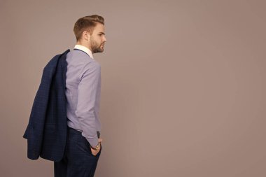 Başarılı ve profesyonel iş adamı. İş adamı portresi. Başarılı bir iş. Girişimcinin başarısı. Ofis müdürü. Takım elbiseli bir iş adamı griden izole edilmiş. Boşluk afişini kopyala.