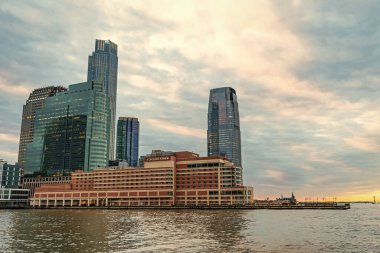 New York, Jersey City, ABD - 21 Aralık 2023: Hyatt Regency Jersey Şehri Hudson 'da gökdeleni ve gökdeleniyle birlikte. Şehir manzarası.