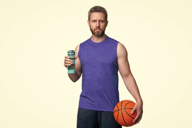 Sağlıklı bir yaşam tarzı. Vücutta su dengesi. Sporcu adam su içiyor. Sıvı yeterliliği. Susuz kalma. Susamış İspanyol sporcu. Susamış adam su içiyor. Spor şişeli basketbolcu..