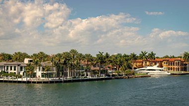 Yaz tatilinde tropikal cennet tatil beldesinde lüks villa üzerinde yat iskelesi olan.
