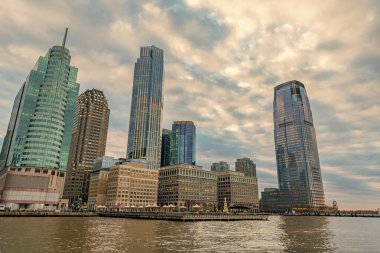 New York, Jersey City, ABD - 20 Aralık 2023: NJ 'de şehir merkezi olan gökdelen kıyısı silueti.