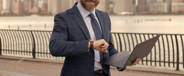 İş adamı geç kalıyor. Kol saatinde dakik adam zamanı kontrol ediyor. İş görüşmesi için son gün. Başarılı iş adamı zamanı kontrol ediyor. İş adamı dışarıdaki zamanı kontrol et, kırpılmış görünümü kontrol et.