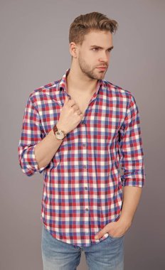 Zaman dakikliği. Lüks kol saati olan adamlar. Millennial yakışıklı adam kol saatini gösteriyor. Erkekler için moda aksesuarı. Erkek moda aksesuarı. Eli kollu bir adam. Kol saatini gösteren bir adam. Erkek modeli.