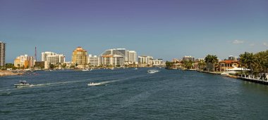 Fort Lauderdale, Florida, ABD - 25 Mart 2023 Florida 'da Fort Lauderdale' de panoramik gökyüzü manzaralı binalar ve tekneler.