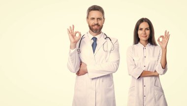 Tıp hastanesinde iki hemşire ve doktor. Sağlık doktoru beyazı izole etti. İlaç ve sağlık sigortası. Doktor reklamını göster, tamam. Tıbbi servis reklamı. Hedef Seyirciler.