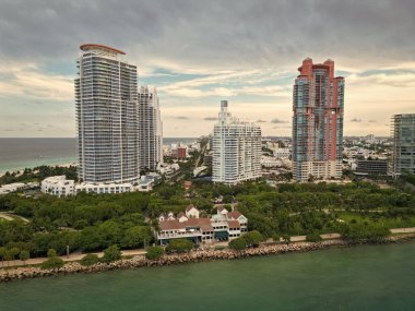 Hava görüntüsü. Miami Plajı 'ndaki gökdelenli şehir manzarası. Skyline marina havacılık şehri manzarası. Miami güney plajının şehir manzarası. Miami şehir merkezinde modern gökdelenleri olan Florida. Çatı manzarası.