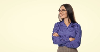 İş kadını patronu güçlü bir liderdir. Başarılı bir iş. Girişimcinin başarısı. Liderlik. Beyazlar içinde başarılı bir iş kadını. İş kadınının mesleki mesleği.