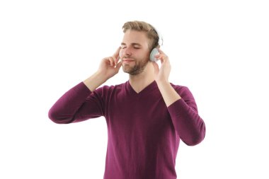 Yaşam tarzı ve müzik. Beyazlara izole edilmiş kulaklıkla müzik dinleyen bir adam. Modern milenyum insan yaşam tarzı. Müzik tarzı. Sesi dinle. Milenyum insanı yaşam tarzı. Favori şarkı.