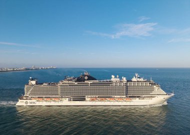 Miami, Florida, ABD - 02 Şubat 2025: MSC Sahil Seyahati. Yaz tatilinde gemi turu. MSC seyahatleri. Gemi turu ve deniz seyahati. Gemi Miami limanından ayrılıyor..