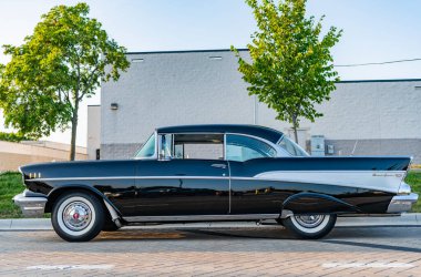 Park Ridge, Illinois, ABD - 22 Ağustos 2024 Chevrolet Bel Air 'in siyah arabası. 1957 Chevy Bel Air. Otomobil fuarında park etmiş siyah bir araba. Chevrolet Bel Air retro araba.
