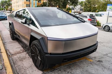 Miami, Florida, ABD - 12 Aralık 2024 Tesla Cybertruck elektrikli kamyonet vagonu. Tesla Cybertruck 'ın elektrikli arabası. Tesla Cybertruck 'ın arabası dışarıda park edilmiş. Tesla Cybertruck, köşe manzaralı..