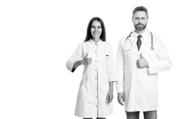 Sağlık uzmanı doktor beyazı izole etti. İlaç ve sağlık sigortası. Doktor reklam öneriyor, başparmağınızı kaldırın. Sağlık hizmeti ilanı. İki doktor doktorluk yapıyor. Boşluk afişini kopyala.