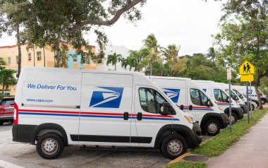 Miami, Florida, ABD - 18 Kasım 2024: USPS kamyonu. Posta servisinin kargo kamyonu. Posta kamyonu dışarıda park edilmiş. USPS posta dağıtım kamyonu, yan görünüm.