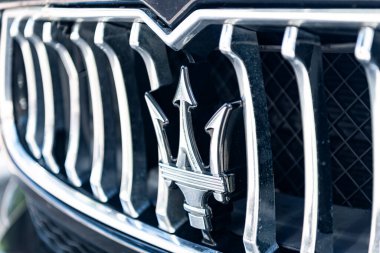 Miami, Florida, ABD - 17 Aralık 2024: Black 2014 Maserati Ghibli spor yara izi. Maserati Ghibli 'nin lüks spor arabası. Maserati Ghibli 'nin arabası dışarıda park edilmiş. Maserati Ghibli, köşe görünümü.