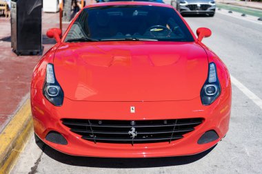 Miami, Florida, ABD - 23 Kasım 2024: 2017 Ferrari California T üstü açık spor araba. Ferrari California T tipi spor araba. Ferrari California 'nın açık hava aracı. Ferrari California, ön manzara.