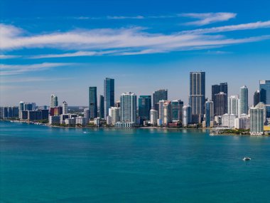 Miami Panoraması. Miami şehir merkezindeki Brickell Key 'deki modern gökdelenin havadan görünüşü. Miami 'nin silüeti. Brickell şehir merkezi. Modern şehir binası ve gökdelen. Şehir merkezi ufuk çizgisi.