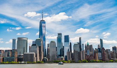 Hudson River, New York 'tan Manhattan manzarası. ABD, New York, Manhattan. Aşağı Manhattan silueti. New York, Birleşik Devletler. Manhattan 'da New York şehrinin silüeti.