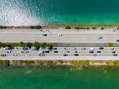 Biscayne Körfezi üzerindeki Causeway Köprüsü 'nün Miami, ABD' deki hava trafiği. Köprü Miami, Florida 'daki Biscayne Körfezi' ndeki Bay Harbor Adaları 'na açılıyor. Asma köprü. Geniş Geçit Köprüsü.