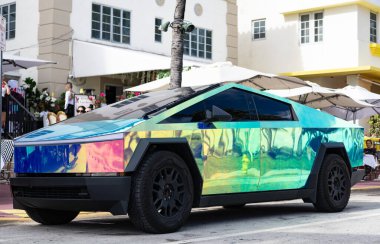 Miami, Florida, ABD - 08 Aralık 2024: Tesla Cybertruck 'ın elektrikli arabası. Tesla Cybertruck 'ın arabası dışarıda park edilmiş. Tesla Cybertruck, yan görüş. 2024 Tesla Cybertruck elektrikli kamyonet, araba akordu.