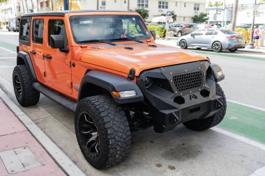 Miami, Florida, ABD - 09 Aralık 2024: Jeep Wrangler SUV arabası. Jeep Wrangler SUV tipi lüks bir araba. Jeep Wrangler 'ın arabası dışarıda. Jeep Wrangler, köşe manzaralı..