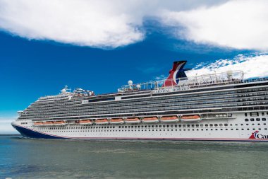 Miami, Florida, ABD - 9 Haziran 2024 Yaz Tatili Seyahati. Karnaval yolcu gemisi. Denizlerde gemi turu. Gemi Miami sahil limanından ayrılıyor. Karnaval Horizon yolcu gemisi yolculuğu. Lüks yolculuk..