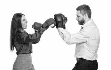 İki iş adamı iş anlaşmazlığını çözüyor. İş ofisinde tartışıyorlar. Meslektaşlar arasında tartışma. İş çatışması. Beyazlara izole edilmiş boks eldivenli iş adamları. Yüz yüze..