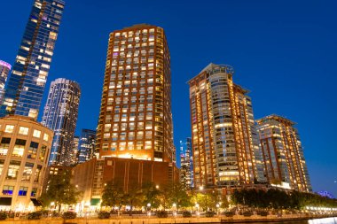 Şehir merkezindeki gökdelen. Şehir merkezi mimarisi. İş bölgesindeki ofis binası. Modern cam bina. Chicago şehri. Gökdelen mimarisi. Camdan iş gökdeleniName.