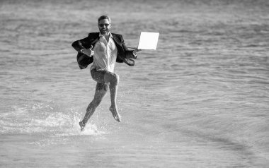 Kumsalda koşan bir iş adamı. Yönetmen çok hırslı ve kaygısız bir iş adamıdır. İş adamları için yaz ilham kaynağı. Yönetmen iş adamı için plaj verimliliği. iş açılışı.