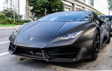 Miami, Florida, ABD - 01 Aralık 2024 Lamborghini Huracan spor araba. Lamborghini Huracan EVO 'nun siyah liman aracı. Lamborghini Huracan 'ın siyah arabası sokakta, ön manzara.