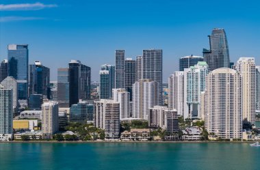 Brickell Key, ABD 'de gökdelenli şehir manzarası. Brickell Miami şehir merkezinde. Miami şehir merkezinde, Florida 'da panoramik modern mimari. Miami ufuk çizgisi panoramik manzara.