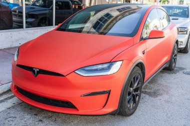 Miami, Florida, ABD - 06 Aralık 2024: Tesla X elektrikli geçiş aracı. Tesla X tipi elektrikli araba. Tesla X 'in arabası dışarıda park edilmiş. Elektrik Tesla X, köşe görünümü.