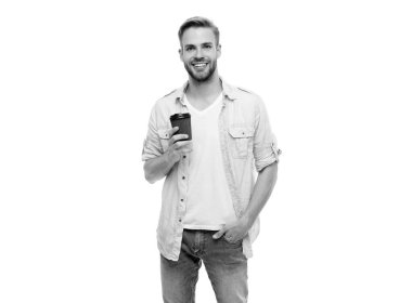 Çay içen adam. Sıcak bir sabah. Evde kahve molası. Millennial Man 'in beyaz kahve fincanı var. Sabah kahvesi vakti. Yaşam tarzı konsepti. Espresso içiyorum. Sabah ritüeli.