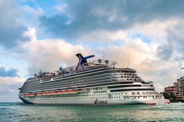 Miami, Florida, ABD - 16 Aralık 2024 Yaz Tatili Seyahati. Karnaval yolcu gemisi. Gemi turu ve deniz seyahati. Gemi Miami limanından ayrılıyor. Seyahat ediyorum. Karnaval Horizon gemi yolculuğu..