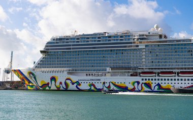 Miami, Florida, ABD - 03 Kasım 2024: Norveç yolcu gemisi yolculuğu. Yaz tatilinde gemi turu. Norveçli gemi şirketi. Gemi turu ve deniz seyahati. NCL gemisi. Seyahat kavramı.