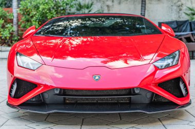 Miami, Florida, ABD - 18 Kasım 2024: Lamborghini Huracan EVO RWD Spyder spor araba. Lamborghini Huracan EVO 'nun spor arabası. Lamborghini Huracan 'ın kırmızı arabası..