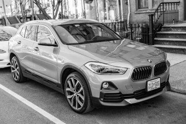 New York City, ABD - 08 Nisan 2018 BMW X2 sDrive28i SUV arabası, köşedeki manzara.