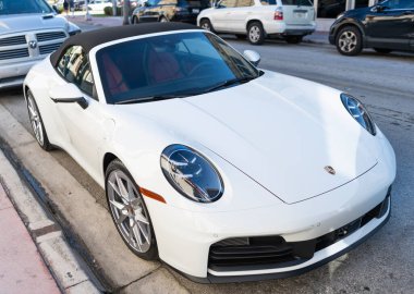 Miami, Florida, ABD - 23 Kasım 2020 Porsche 911 Carrera 4S üstü açık spor araba. Porsche Carrera 4S tipi spor araba. Porsche Carrera 'nın arabası dışarıda park edilmiş. Porsche 911 Carrera, üst manzara..