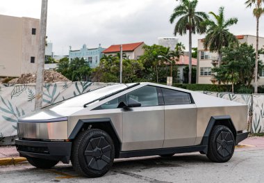 Miami, Florida, ABD - 12 Aralık 2024 Tesla Cybertruck elektrikli kamyonet vagonu. Tesla Cybertruck 'ın elektrikli arabası. Tesla Cybertruck 'ın arabası dışarıda park edilmiş. Tesla Cybertruck, köşe manzaralı..