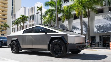 Miami, Florida, ABD - 06 Aralık 2024 Tesla Cybertruck elektrikli kamyonet vagonu. Tesla Cybertruck 'ın elektrikli arabası. Tesla Cybertruck 'ın arabası dışarıda park edilmiş. Tesla Cybertruck, köşe manzaralı..
