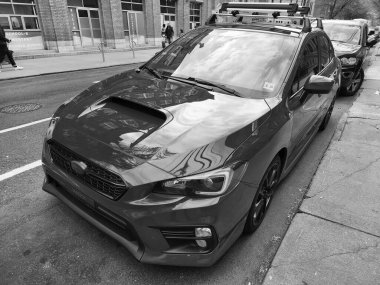 New York, ABD - 20 Mart 2024: 2018 Subaru WRX spor arabası, köşedeki manzara.